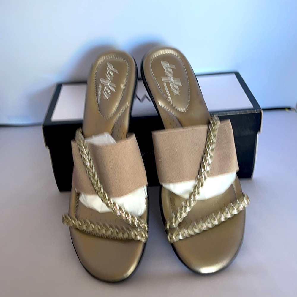 Dexflex by Decter sandal with elastic and crisscross  and open toes.